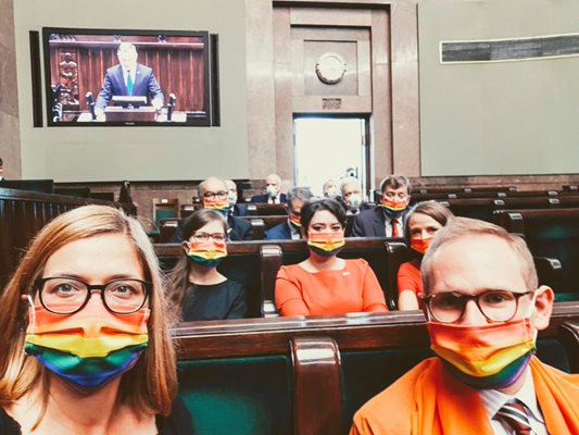 Полски депутати с маски с цветовете на знамето на ЛГБТ изразяват солидарност с общността по време на клетвата на президента Анджей Дуда.