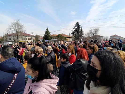 Стотици жители на пловдивския квартал "Прослав" се събраха за Сирни заговезни. Снимки: Авторът