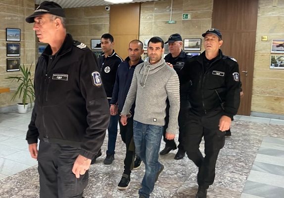 Ангел Василев, Тодор Велиев и Атанас Радев (отпред назад) пристигнаха под охрана в съдебната зала, където обжалваха присъдите си. Снимка: Авторът