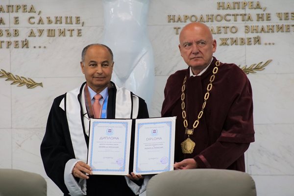 Хусейн Ал Мусаллам получава от ректора на НСА проф. Николай Изов почетната диплома. Снимка: НСА