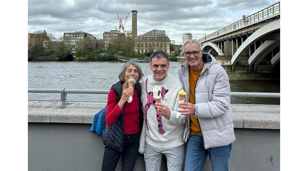 Васко Василев на разходка в Лондон с родителите си. Снимка личен профил във Фейсбук