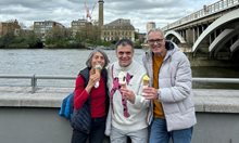 Васко Василев черпи майка си и баща си със сладолед в Лондон