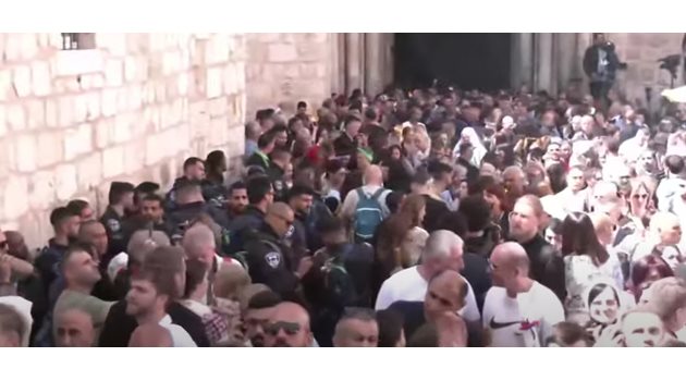 Благодатният огън слезе в Йерусалим в църквата на Божи гроб
Кадър: Youtube