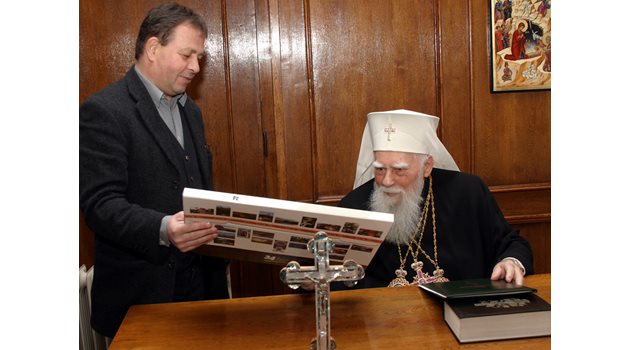 22 декември 2006 г. Ники Москов подарява на патриарх Максим календара на “24 часа” с 24-те чудеса на България.