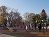 Детските площадки, трамваите и улиците в София са пълни (Галерия)