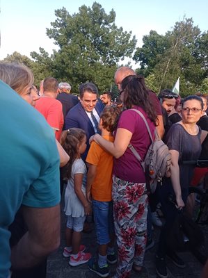 Асен Василев се поздравява с хора, дошли да подкрепят правителството 