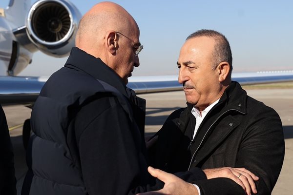 Външните министри на Турция и Гърция Мевлют Чавушоглу и Никос Дендиас. Дендиас пристигна в Турция на 12 февруари след ценетресението от 7,8 по рихтер в Турция СНИМКА: Туитър/Министерство на външните работи на Турция