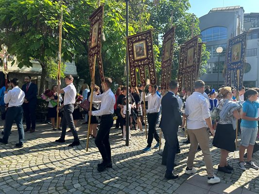 Хоругви предвождаха празничното шествие миналата година. Снимки: Никола Михайлов