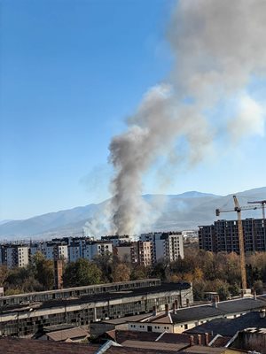 Димът се носи над Кючук Париж.