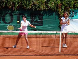 Десислава Кулелиева (вляво) не успя заедно с партньорката си Йоанна Андреева да спечели световната титла по тенис за журналисти на шампионата край Варна, който завърши вчера.
</B>
СНИМКА: СТАТУЛ КАРАБАШЕВ
