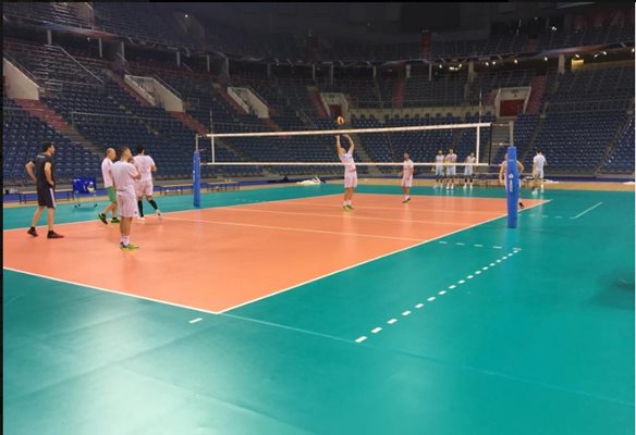 Националите тренират в зала “Таурон арена” в Краков, където ще изиграят мачовете си от груповата фаза на европейското първенство. СНИМКА: фейсбук на волейболната федерация