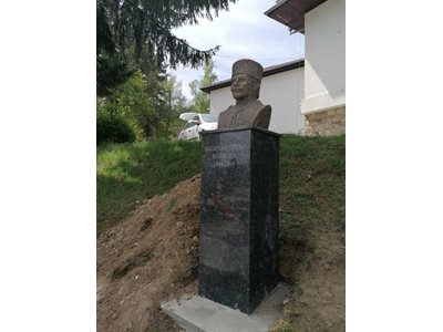 Паметникът на Капитан Петко войвода е пред читалище "Орфееви гори“ в Смолян