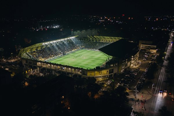 Осветлението на стадион "Христо Ботев" ще отговаря на изискванията на УЕФА за четвърто ниво.


Снимка: фейсбук