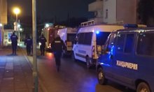Тежко въоръжена жандармерия настъпва към дома на барикадиралия се Венцеслав Караджов в Пловдив (Снимки, видео)