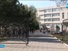 Мъж нахлул в гимназия в Добрич с оръжие и заплашил учителка (видео)