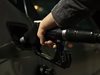 Жители на Южна Сърбия купуват бензин в Македония или Косово, защото е по-евтин