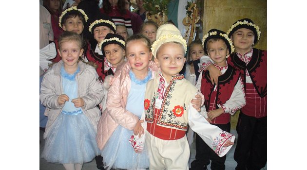 Възпитаници на детска градина "Светлина" в Стара Загора дойдоха в Университетската болница в Стара Загора, за да поздравят със зимни танци президента Румен Радев и другите гости при откриването на 16-ото издание на "Българската Коледа".