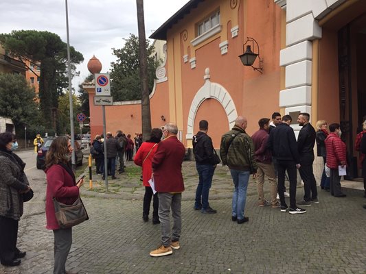 Десетки българи чакат на две опашки  пред посолството ни в Рим СНИМКИ: Виолина Христова 