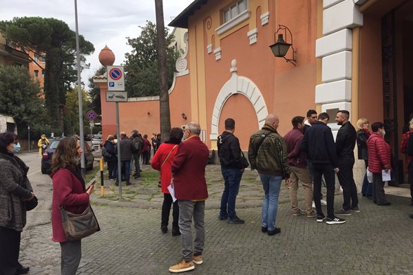 Десетки българи чакат на две опашки  пред посолството ни в Рим СНИМКИ: Виолина Христова 
