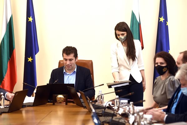 Началничката на кабинета на премиера Лена Бориславова и Кирил Петков преди началото на заседанието на кабинета.