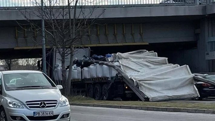 Камион се вряза в мост до университет в Пловдив