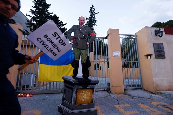 Карикатура на Владимир Путин, изобразен като Адолф Хитлер, се вижда на протест срещу руската инвазия в Украйна, пред руското посолство в Малта.
