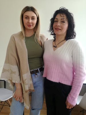 Дариа (вдясно) заедно с Лейди Юнивърс Емилия Иванова на урок по български