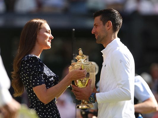 Кейт Мидълтън връчва трофея на Новак Джокович по време на награждаването. Впоследствие сръбският шампион даде на сина й - принц Джордж да усети колко тежка е купата. СНИМКИ: РОЙТЕРС