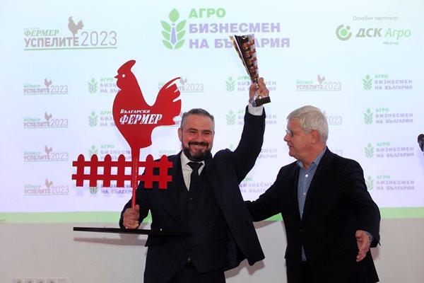 Рашид Узунов вдигна купата и големия петел - ветропоказател, връчени му от земеделския министър Кирил Вътев.