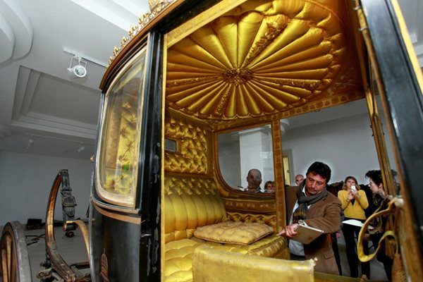 Константин Каменаров разглежда златната каляска на Мария Антоанета.