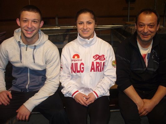 Треньорът Севдалин Минчев с двамата си национални състезатели по вдигане на тежести - Даниела Пандова и сина му Петър Ангелов. Тримата се чувстват част от едно неразделно семейство.