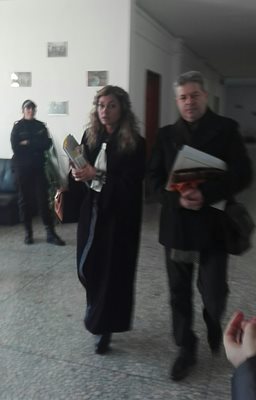 Тотко Колев пристига в съда с адвоката си. Снимка: Авторката