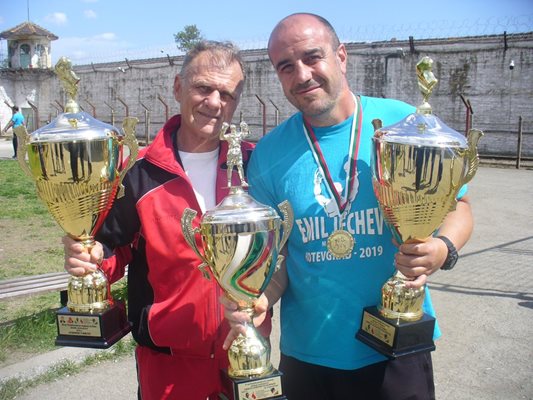 Професионалните треньори Валентин Иванов от Стара Загора (вляво) и Людмил Димитров от Хасково, които в момента изтърпяват наказания в старозагорския затвор, ръководят занимания по бокс там.