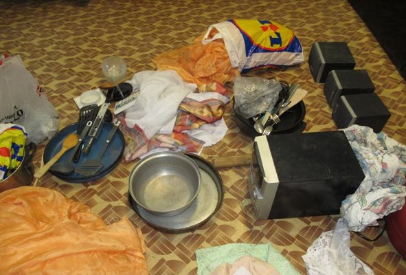 Дрога и откраднати вещи открити при акция в циганските квартали на Русе СНИМКИ: Автора
 