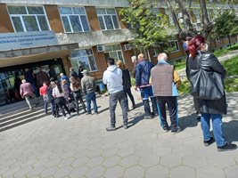 Над 20 чакат на опашка пред РЗИ-Пловдив, за да се ваксинират. Снимки: Авторът