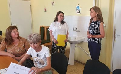 Росица Димитрова с екипа на новия социален център СНИМКА: Община Велико Търново