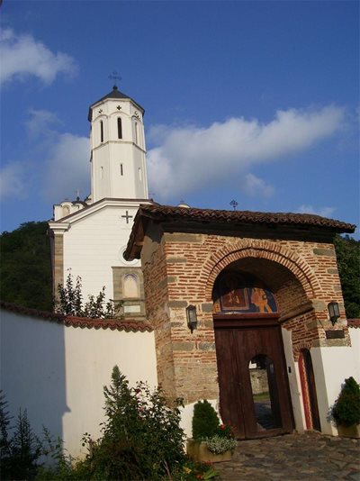 Българският манастир “Св. Прохор Пчински”, където е решено, че има македонски език.

