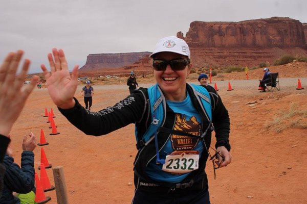 Мария на финала на 52 км маратон в Аризонската пустиня