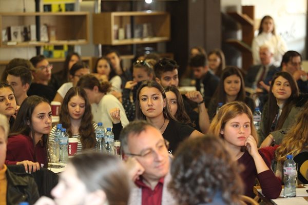 Учениците изпълниха клуб "Перото" в НДК за дискусията, организирана от "24 часа" и "Виваком"