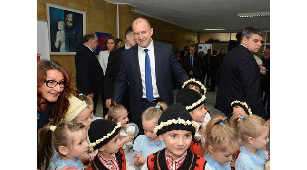 Президентът Румен Радев благодари на малчуганите от детска градина "Светлина" в Стара Загора, които го поздравиха с танц за добре дошъл.