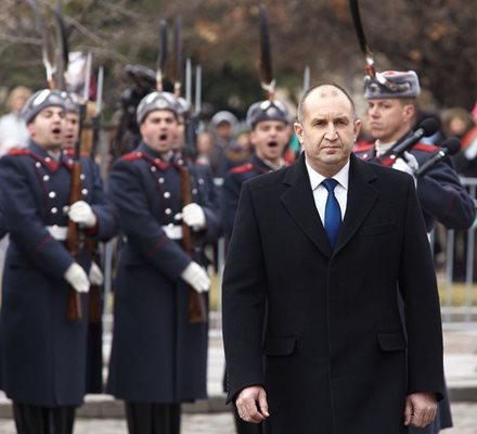 На тържествената церемония по издигането на националното знаме пред Паметника на Незнайния воин в столицата, по случай 141 години от Освобождението на България. СНИМКИ: Фейсбук профил на Румен Радев
