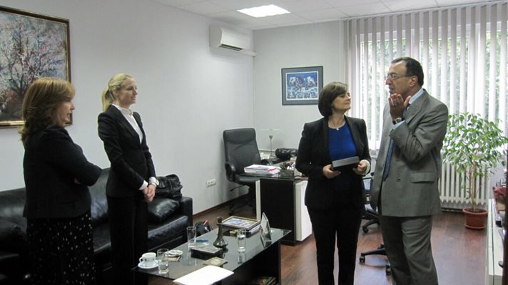 Петър Стоянов със

съпругата си и с Чери Блеър в офиса на

президента в София