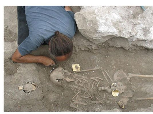 Момент от разкопките в некропола на Трапезица.