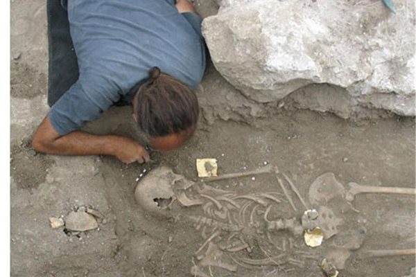 Момент от разкопките в некропола на Трапезица.