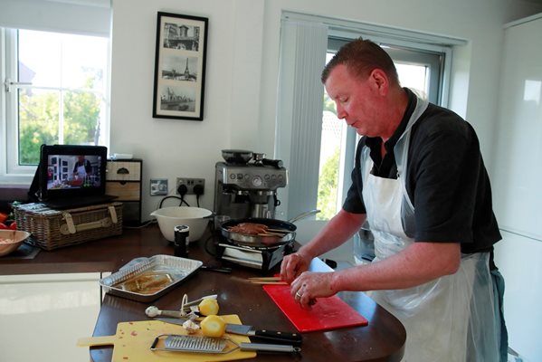 Кулинарните блогъри и влогъри са причината почти да няма курсове по готварство.