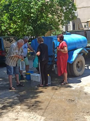 Общо три водоноски се грижиха живеещите в района да имат вода.