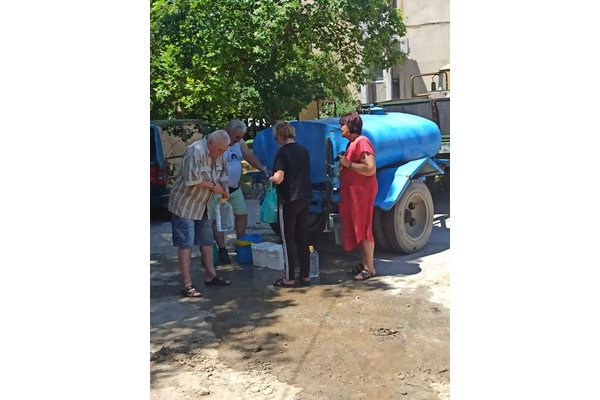 Общо три водоноски се грижиха живеещите в района да имат вода.