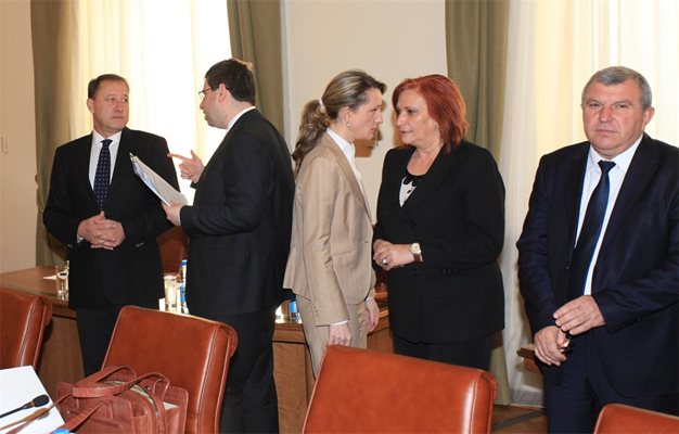 Вицепремиерът Зинаида Златанова и министърът на екологията Искра Михайлова обещават да продължат плащанията. 