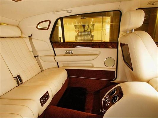 Возещите се отзад в лимузините на Bentley също се потапят в уникален лукс.

СНИМКИ: “24 ЧАСА”