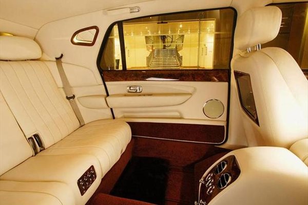 Возещите се отзад в лимузините на Bentley също се потапят в уникален лукс.

СНИМКИ: “24 ЧАСА”